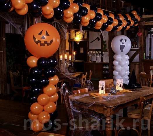 Украшение шарами на Хэллоуин двумя стойками и гирляндой