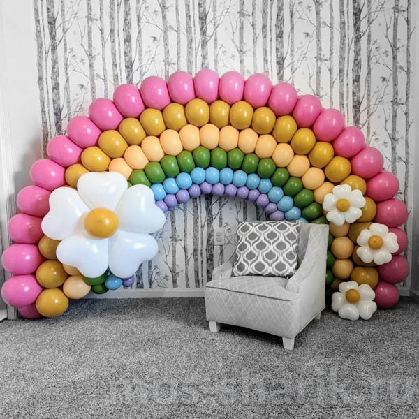 Фотозона из шаров Радуга пастельных цветов с ромашками
