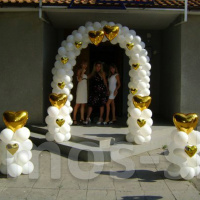 Украшение входа белыми и золотыми шарами на свадьбу