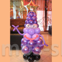 Оригинальная фиолетовая ёлка из шаров с лицом