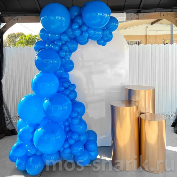Фотозона-гирлянда из ярко-синих шаров с белым баннером
