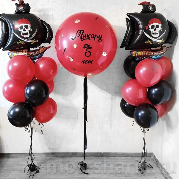 Композиция из чёрно – красных шаров Пиратский корабль