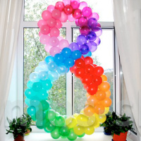 Цифра 8 из шаров в сочных цветах радуги