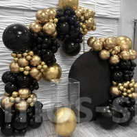 Фотозона из чёрных и золотых шаров