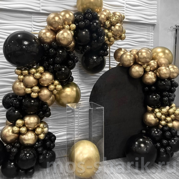 Фотозона из чёрных и золотых шаров