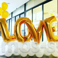 Надпись Love из фольгированных шаров-букв на стойке