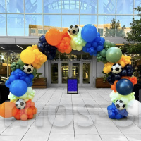 Арка из шаров с футбольными мячами, разноцветная