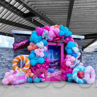 Фотозона из голубых и розовых шаров в стиле Барби