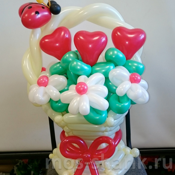 Букет цветочков в корзине из шаров с сердечками и божьей коровкой