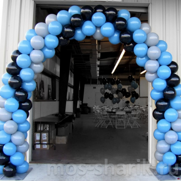 Арка из синих, черных и серых шаров на открытие магазина
