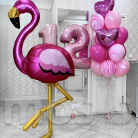 Розовые шары с цифрами и ходячим шаром Фламинго