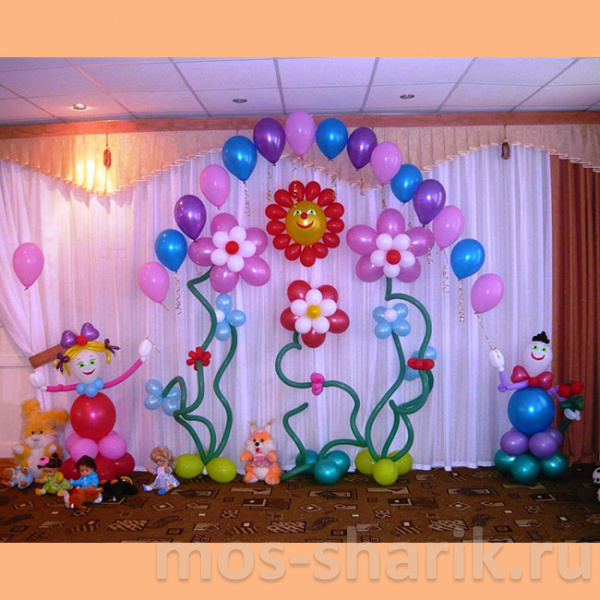 Украшение воздушными шарами сцены в детском саду