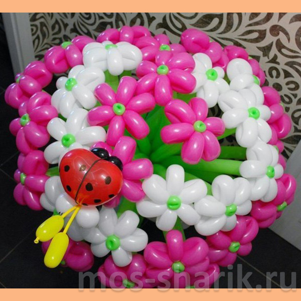 Букет из 25 цветочков из шаров с божьей коровкой