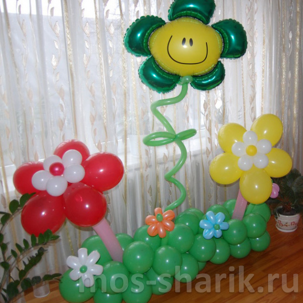 Полянка из шаров с цветочками