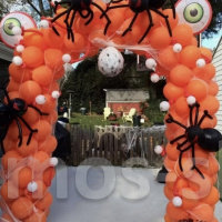 Оранжевая арка из шаров с пауками для Хэллоуина