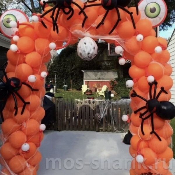 Оранжевая арка из шаров с пауками для Хэллоуина
