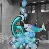 Композиция из воздушных шаров с цифрой и акулой