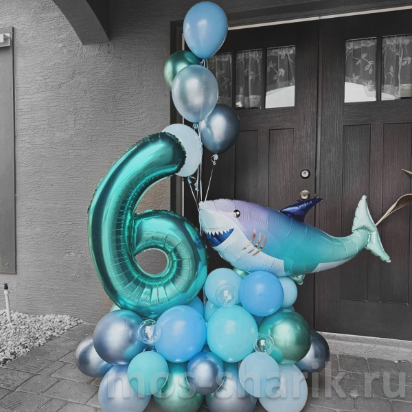 Композиция из воздушных шаров с цифрой и акулой