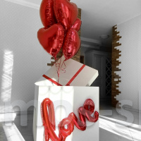 Коробка – сюрприз с фольгированными шарами сердцами Love на день рождения