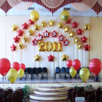 Оформление сцены шарами на выпускной в школе в красно-золотых тонах