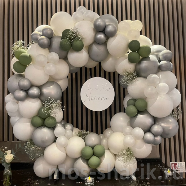 Круглая настольная композиция из белых и оливковых шаров